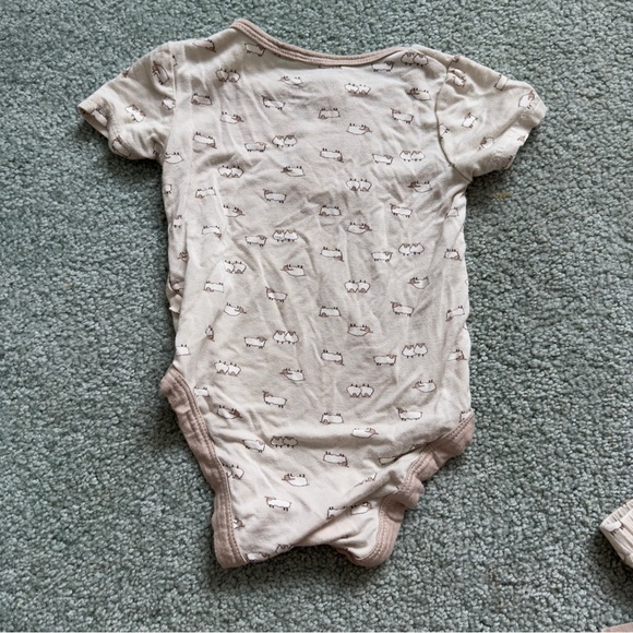 Adorable Cream Baby set with Sheep Print - Picture 3 of 7